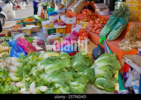 Contea di Jeungpyeong, Corea del Sud - 10 settembre 2020: Un vivace spettacolo di frutta e verdura fresca al mercato tradizionale di Jeungpyeong, tra cui na Foto Stock