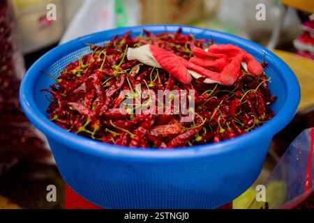 Contea di Goesan, Corea del Sud - 10 settembre 2020: Un cestino ripieno di peperoncino di Goesan appena secchi, una pregiata specialità regionale, si trova in un ven Foto Stock