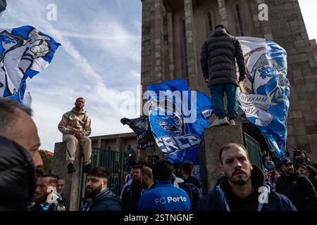 Porto, Portogallo. 17 febbraio 2025. La gente partecipa al funerale. Jorge Nuno Pinto da Costa, ex presidente del Futebol Clube do Porto, è deceduto il 15 febbraio 2025. Il suo funerale si tenne nella chiesa di SÃ£o Francisco das Antas il 17 febbraio. Molte persone si sono presentate per pagargli il suo ultimo tributo. (Credit Image: © Teresa Nunes/SOPA Images via ZUMA Press Wire) SOLO PER USO EDITORIALE! Non per USO commerciale! Foto Stock