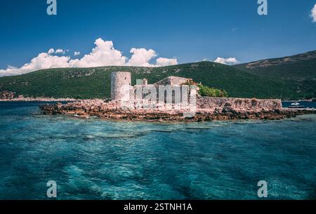 Monastero di assunzione. Isola nella Baia di Kotor, Montenegro Foto Stock