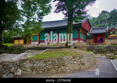 Contea di Goesan, Corea del Sud - 10 settembre 2020: La sala conferenze principale della Goesan Confucian Academy, una storica istituzione dell'era Joseon dedicata a C Foto Stock