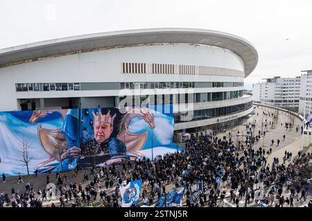 Porto, Portogallo. 17 febbraio 2025. La gente partecipa al funerale. Jorge Nuno Pinto da Costa, ex presidente del Futebol Clube do Porto, è deceduto il 15 febbraio 2025. Il suo funerale si tenne nella chiesa di SÃ£o Francisco das Antas il 17 febbraio. Molte persone si sono presentate per pagargli il suo ultimo tributo. (Credit Image: © Teresa Nunes/SOPA Images via ZUMA Press Wire) SOLO PER USO EDITORIALE! Non per USO commerciale! Foto Stock