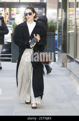 New York, New York, Stati Uniti. 18 febbraio 2025. Lizzy Caplan è stata vista a New York il 18 febbraio 2025. Credito: RW/Media Punch/Alamy Live News Foto Stock