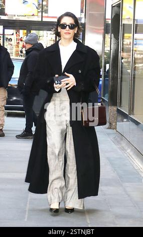 New York, New York, Stati Uniti. 18 febbraio 2025. Lizzy Caplan è stata vista a New York il 18 febbraio 2025. Credito: RW/Media Punch/Alamy Live News Foto Stock