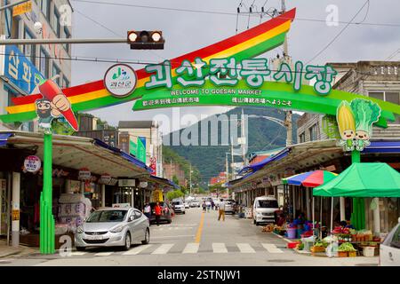 Contea di Goesan, Corea del Sud - 10 settembre 2020: Il colorato cancello d'ingresso accoglie i visitatori al mercato tradizionale di Goesan, uno storico mercato k Foto Stock