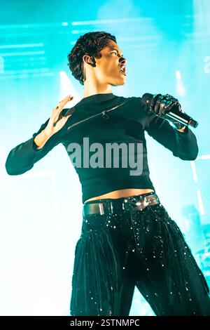 Milano Italia. 18 febbraio 2025. Il cantante e attore venezuelano Omar Josué González noto come OMAR RUDBERG si esibisce dal vivo sul palco di Alcatraz durante il "Every Night Fantasy Tour". Foto Stock