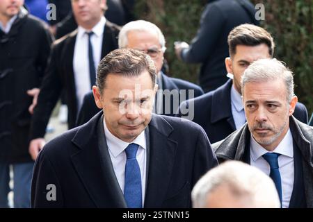 17 febbraio 2025, Porto, Portogallo: LuÃ­s Montenegro, primo ministro, parla con i media durante il funerale. Jorge Nuno Pinto da Costa, ex presidente del Futebol Clube do Porto, è deceduto il 15 febbraio 2025. Il suo funerale si tenne nella chiesa di SÃ£o Francisco das Antas il 17 febbraio. Molte persone si sono presentate per pagargli il suo ultimo tributo. (Credit Image: © Teresa Nunes/SOPA Images via ZUMA Press Wire) SOLO PER USO EDITORIALE! Non per USO commerciale! Foto Stock