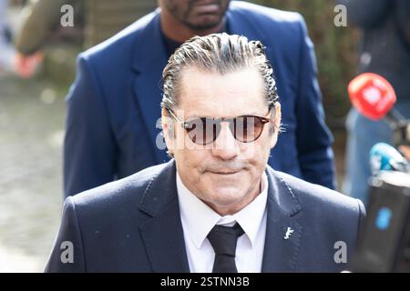 17 febbraio 2025, Porto, Portogallo: Paulo Futre, ex calciatore visto durante il funerale. Jorge Nuno Pinto da Costa, ex presidente del Futebol Clube do Porto, è deceduto il 15 febbraio 2025. Il suo funerale si tenne nella chiesa di SÃ£o Francisco das Antas il 17 febbraio. Molte persone si sono presentate per pagargli il suo ultimo tributo. (Credit Image: © Teresa Nunes/SOPA Images via ZUMA Press Wire) SOLO PER USO EDITORIALE! Non per USO commerciale! Foto Stock