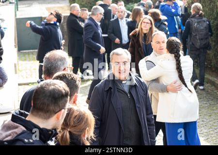 17 febbraio 2025, Porto, Portogallo: D. Manuel Linda, vescovo di Porto, visto durante il funerale. Jorge Nuno Pinto da Costa, ex presidente del Futebol Clube do Porto, è deceduto il 15 febbraio 2025. Il suo funerale si tenne nella chiesa di SÃ£o Francisco das Antas il 17 febbraio. Molte persone si sono presentate per pagargli il suo ultimo tributo. (Credit Image: © Teresa Nunes/SOPA Images via ZUMA Press Wire) SOLO PER USO EDITORIALE! Non per USO commerciale! Foto Stock