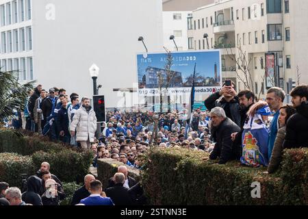 17 febbraio 2025, Porto, Portogallo: Persone viste durante il funerale. Jorge Nuno Pinto da Costa, ex presidente del Futebol Clube do Porto, è deceduto il 15 febbraio 2025. Il suo funerale si tenne nella chiesa di SÃ£o Francisco das Antas il 17 febbraio. Molte persone si sono presentate per pagargli il suo ultimo tributo. (Credit Image: © Teresa Nunes/SOPA Images via ZUMA Press Wire) SOLO PER USO EDITORIALE! Non per USO commerciale! Foto Stock