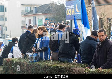 17 febbraio 2025, Porto, Portogallo: Persone viste durante il funerale. Jorge Nuno Pinto da Costa, ex presidente del Futebol Clube do Porto, è deceduto il 15 febbraio 2025. Il suo funerale si tenne nella chiesa di SÃ£o Francisco das Antas il 17 febbraio. Molte persone si sono presentate per pagargli il suo ultimo tributo. (Credit Image: © Teresa Nunes/SOPA Images via ZUMA Press Wire) SOLO PER USO EDITORIALE! Non per USO commerciale! Foto Stock