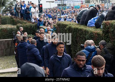 17 febbraio 2025, Porto, Portogallo: I giocatori di calcio di diversi club sportivi si presentano durante il funerale. Jorge Nuno Pinto da Costa, ex presidente del Futebol Clube do Porto, è deceduto il 15 febbraio 2025. Il suo funerale si tenne nella chiesa di SÃ£o Francisco das Antas il 17 febbraio. Molte persone si sono presentate per pagargli il suo ultimo tributo. (Credit Image: © Teresa Nunes/SOPA Images via ZUMA Press Wire) SOLO PER USO EDITORIALE! Non per USO commerciale! Foto Stock