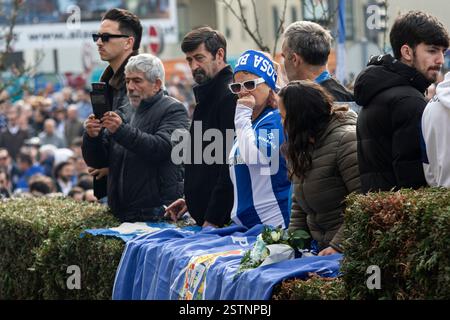 Porto, Portogallo. 17 febbraio 2025. La gente partecipa al funerale. Jorge Nuno Pinto da Costa, ex presidente del Futebol Clube do Porto, è deceduto il 15 febbraio 2025. Il suo funerale si tenne nella chiesa di SÃ£o Francisco das Antas il 17 febbraio. Molte persone si sono presentate per pagargli il suo ultimo tributo. (Credit Image: © Teresa Nunes/SOPA Images via ZUMA Press Wire) SOLO PER USO EDITORIALE! Non per USO commerciale! Foto Stock