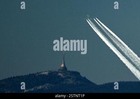 Hodkovice nad Mohelkou, Repubblica Ceca. 19 febbraio 2025. Un aeromobile Emirates Airbus A380 vola sopra la torre Jested in una fredda giornata invernale, sagomato contro il cielo azzurro della Repubblica Ceca (immagine di credito: © Slavek Ruta/ZUMA Press Wire) SOLO PER USO EDITORIALE! Non per USO commerciale! Foto Stock