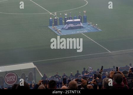 Porto, Portogallo. 17 febbraio 2025. La bara di Pinto da Costa vista durante il funerale. Jorge Nuno Pinto da Costa, ex presidente del Futebol Clube do Porto, è deceduto il 15 febbraio 2025. Il suo funerale si tenne nella chiesa di SÃ£o Francisco das Antas il 17 febbraio. Molte persone si sono presentate per pagargli il suo ultimo tributo. (Credit Image: © Teresa Nunes/SOPA Images via ZUMA Press Wire) SOLO PER USO EDITORIALE! Non per USO commerciale! Foto Stock