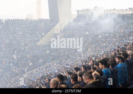 Porto, Portogallo. 17 febbraio 2025. Folle di persone partecipano durante il funerale. Jorge Nuno Pinto da Costa, ex presidente del Futebol Clube do Porto, è deceduto il 15 febbraio 2025. Il suo funerale si tenne nella chiesa di SÃ£o Francisco das Antas il 17 febbraio. Molte persone si sono presentate per pagargli il suo ultimo tributo. (Credit Image: © Teresa Nunes/SOPA Images via ZUMA Press Wire) SOLO PER USO EDITORIALE! Non per USO commerciale! Foto Stock