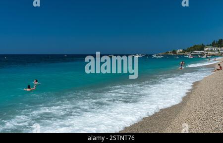 Spiaggia e mare presso il resort Dhermi, Albania Foto Stock
