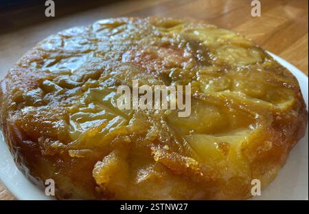 Tarte Tatin, una classica crostata di mele caramellata francese capovolta Foto Stock