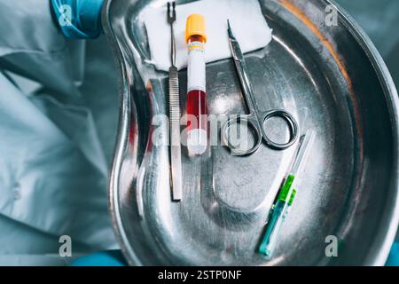 Vassoio chirurgico con attrezzature mediche per l'assunzione di sangue Foto Stock