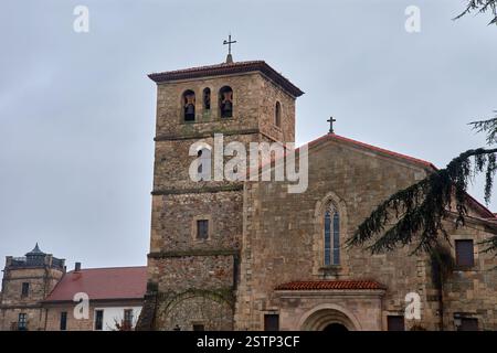 Iglesia de San Francisco, situata ad Avilés, nelle Asturie, in Spagna, è una chiesa storica caratterizzata da stili architettonici romanici e gotici. Il suo fac di pietra Foto Stock