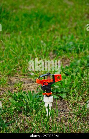 Il primo piano dell'irrigatore da giardino non funziona sul prato Foto Stock
