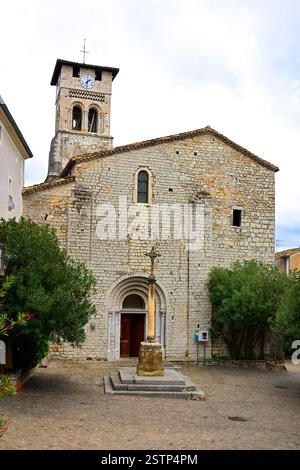 Église Saint-Pierre-aux-liens de Ruoms, ( la chiesa di Saint-Pierre-aux-liens, costruita dai priori di Ruoms nell'XI e XII secolo, è in stile romanico. ) Foto Stock