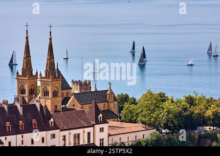 Vista dalla città di Neuchatel al lago Neuchatel e alla splendida natura e alle montagne circostanti. Foto Stock