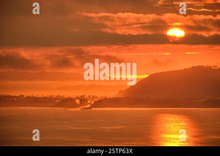 Vista dalla città di Neuchatel al lago Neuchatel e alla splendida natura e alle montagne circostanti. Foto Stock