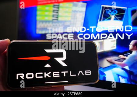 Roosendaal, Paesi Bassi - 19 febbraio 2025: Un telefono cellulare con il logo di Rocket Lab, con il sito web dell'azienda sullo sfondo. Foto Stock