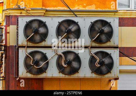 Sistema di climatizzazione industriale montato sulla vecchia parete del magazzino Foto Stock