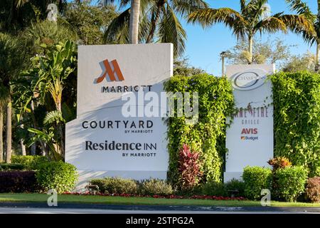 Miami, Florida, USA - 4 gennaio 2025: Cartelli all'entrata di un complesso alberghiero all'Aeroporto Sud di Miami con Marriott, Courtyard e Residence Inn hotel Foto Stock