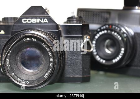 Atene, Grecia - 18 febbraio 2025 - due telecamere vintage con polvere, graffi e dettagli usurati. Foto Stock
