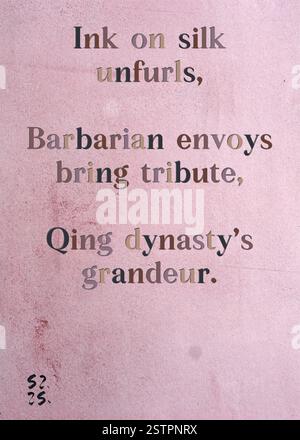 Inchiostro su seta, inviati barbari rendono omaggio alla grandezza della dinastia Qing. La Gilda degli scrittori d'argento di Nuria del Horizonte. Arte di Zsuzsa Szikra. Poetry Art Print, Triplumes è una forma poetica unica ispirata al tradizionale haiku, composta da tre righe che catturano momenti di chiarezza, emozione e approfondimento. Nella nostra collezione abbracciamo la libertà del linguaggio, dove la fusione delle parole e la rimozione dei trattini è più di una scelta stilistica: È un modo per trasmettere unità e vicinanza tra le idee, creando un'espressione fluida e compatta che risuona con i ritmi della vita moderna. Foto Stock