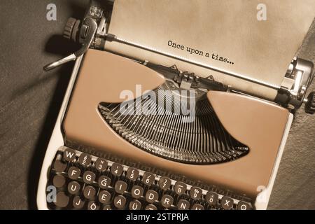 Macchina da scrivere con foglio di carta sul tavolo, vista dall'alto. Testo digitato una volta Foto Stock