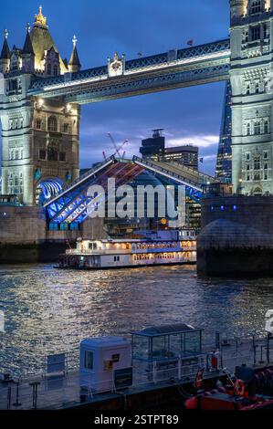 Londra, Regno Unito - 23 marzo 2024: Apertura notturna del Tower Bridge. Il Tower Bridge fu costruito tra il 1886 e il 1894. Londra. REGNO UNITO. Foto Stock