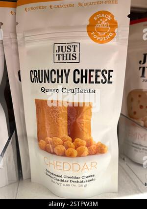 Confezione cheddar disidratata di formaggio croccante su scaffale del supermercato, scaffale del superstore, confezione, confezione Foto Stock