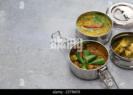 Un pranzo al sacco retrò indiano pieno di piatti vegetariani. Copia spazio. Foto Stock