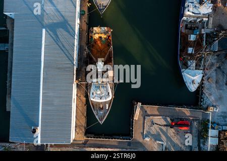 Vista aerea dall'alto verso il basso di Un peschereccio commerciale attraccato ad Hampton Virginia Foto Stock