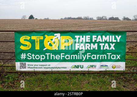 Aylesbury, Regno Unito. 19 febbraio 2025. Una sosta al banner della tassa di famiglia in una fattoria di Aylesbury, Buckinghamshire. Gli agricoltori continuano a protestare e a esercitare pressioni sul governo per cercare di convincerli a cambiare la loro nuova politica in materia di tassazione delle aziende agricole che passano attraverso le famiglie con l'imposta sulle successioni. Il presidente della NFU, Tom Bradshaw, ha incontrato ieri il Tesoro a Londra e ha detto che la National Farmers Union stava offrendo loro soluzioni alternative per raccogliere fondi. Il governo crede di avere ragione nelle decisioni che hanno preso. La delusione non descrive come mi sento", ha detto. Crediti: Maureen MCL Foto Stock