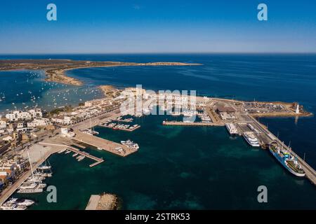 Bella Baia Turchese a Formentera, vista aerea. Foto Stock