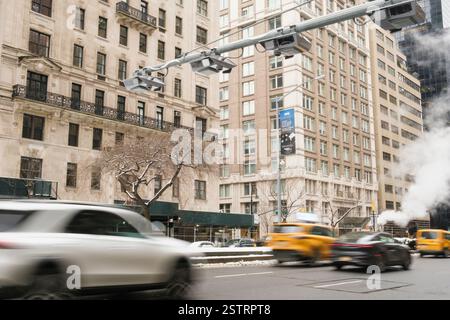 NEW YORK CITY/USA 12 febbraio 2025: Auto e taxi che entrano nella Congestion Relief zone che si trovano sotto le telecamere elettroniche del pedaggio su Park Avenue Foto Stock