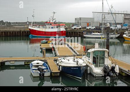 Padstow, Cornovaglia, Inghilterra, 6 dicembre 2025, piccole imbarcazioni nel porto di Padstow Foto Stock