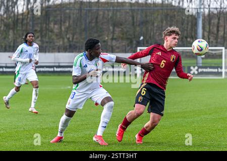 Tubeke, Belgio. 19 febbraio 2025. Baffoh Jeffrey (18) dell'Italia e Xavi Deraet (6) del Belgio nella foto di mercoledì 19 febbraio 2025 a Tubeke, Belgio, durante una partita amichevole di calcio U16 tra Belgio e Italia. Crediti: Sportpix/Alamy Live News Foto Stock