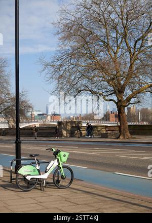 14 feb 2025 - Londra Regno Unito : bicicletta Lime su marciapiede nelle giornate di sole Foto Stock