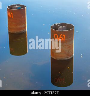 Travi di acciaio in acqua Foto Stock