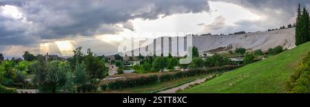 Lago e montagna nel villaggio di Pamukkale, Turchia Foto Stock