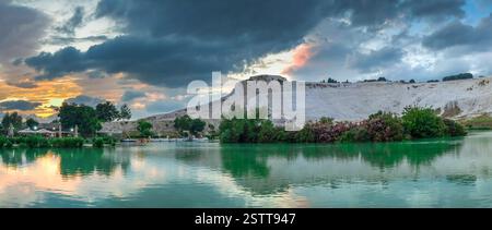 Lago e montagna nel villaggio di Pamukkale, Turchia Foto Stock