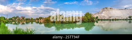 Lago e montagna nel villaggio di Pamukkale, Turchia Foto Stock
