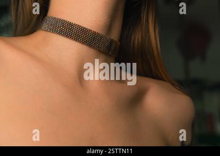 Collana decorata color perla dorata, anello e bracciale realizzati con perline su un collo di modello non identificato, gioielli etnici Foto Stock