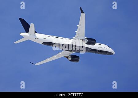 Aereo commerciale che vola su un cielo blu in Quebec, Canada Foto Stock